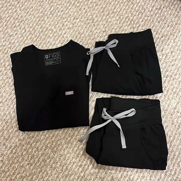 Figs Tops - XS FIGS scrub top and two pairs of regular XS Zamora joggers-Black
